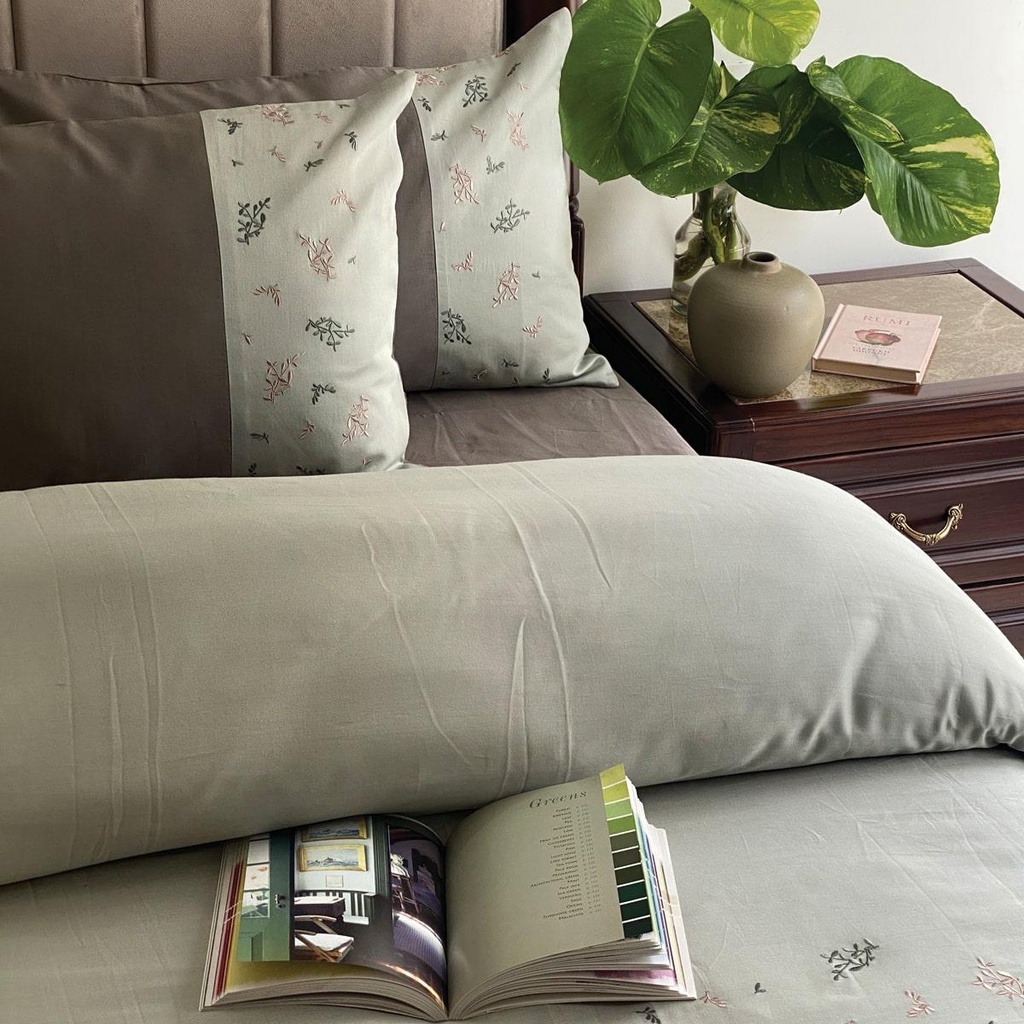 [SA#DUSET-MC-SAGE GREEN AND OLIVE GREY] Lavish Sage Green and Olive Grey Mesmeric Duvet Cover Set (Sage Green)